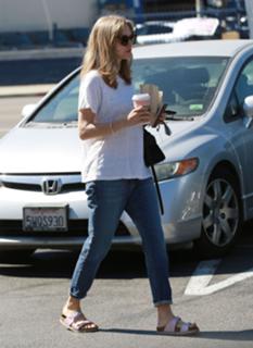 Amanda Seyfried feet photo thumbnail