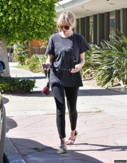 Amanda Seyfried feet photo thumbnail
