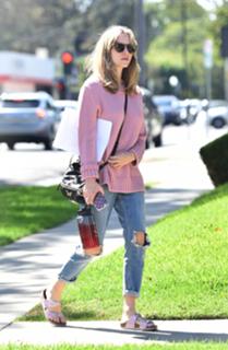 Amanda Seyfried feet photo thumbnail