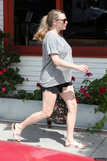 Amanda Seyfried feet photo thumbnail