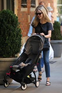 Amanda Seyfried feet photo thumbnail