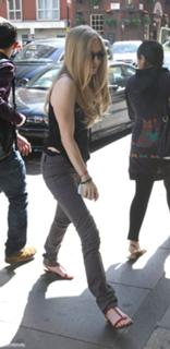 Amanda Seyfried feet photo thumbnail