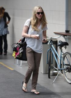 Amanda Seyfried feet photo thumbnail