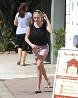 Amanda Seyfried feet photo thumbnail