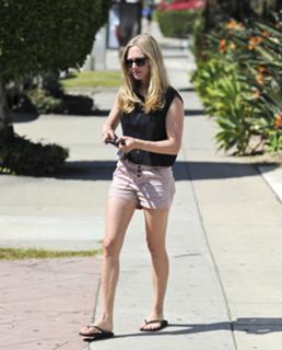Amanda Seyfried feet photo thumbnail