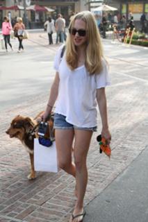 Amanda Seyfried feet photo thumbnail