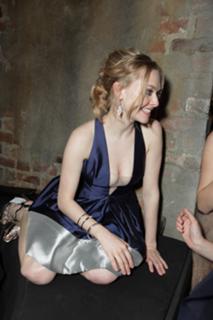 Amanda Seyfried feet photo thumbnail