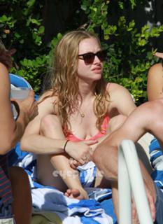 Amanda Seyfried feet photo thumbnail