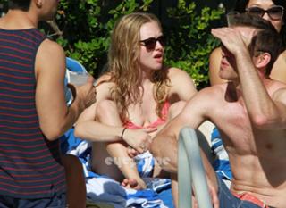 Amanda Seyfried feet photo thumbnail