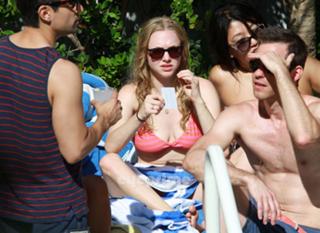 Amanda Seyfried feet photo thumbnail