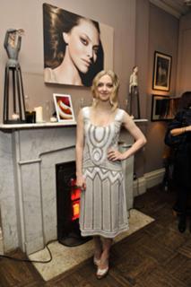 Amanda Seyfried feet photo thumbnail