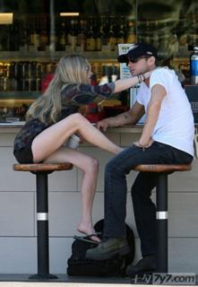 Amanda Seyfried feet photo thumbnail