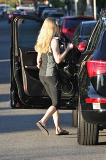 Amanda Seyfried feet photo thumbnail