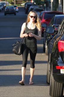Amanda Seyfried feet photo thumbnail