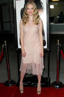 Amanda Seyfried feet photo thumbnail