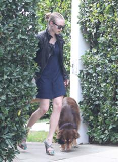 Amanda Seyfried feet photo thumbnail