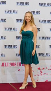 Amanda Seyfried feet photo thumbnail