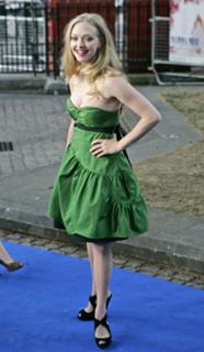 Amanda Seyfried feet photo thumbnail