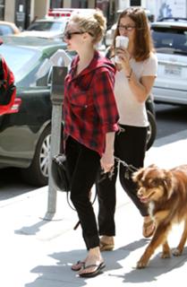 Amanda Seyfried feet photo thumbnail