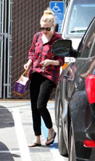 Amanda Seyfried feet photo thumbnail
