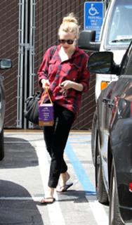 Amanda Seyfried feet photo thumbnail