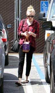 Amanda Seyfried feet photo thumbnail