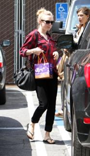 Amanda Seyfried feet photo thumbnail