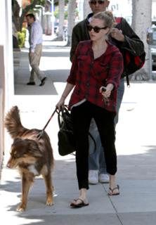 Amanda Seyfried feet photo thumbnail