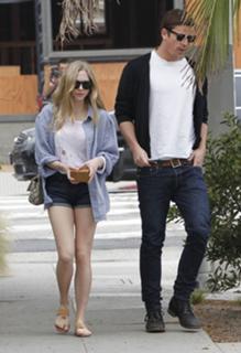 Amanda Seyfried feet photo thumbnail