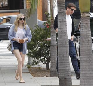 Amanda Seyfried feet photo thumbnail
