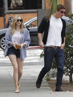Amanda Seyfried feet photo thumbnail