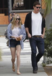 Amanda Seyfried feet photo thumbnail