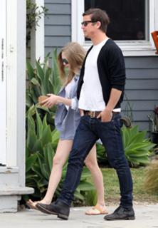 Amanda Seyfried feet photo thumbnail