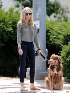 Amanda Seyfried feet photo thumbnail
