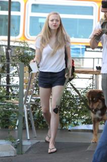 Amanda Seyfried feet photo thumbnail