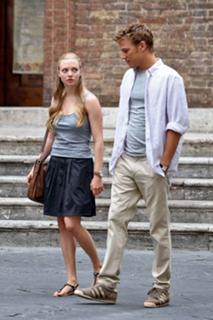 Amanda Seyfried feet photo thumbnail