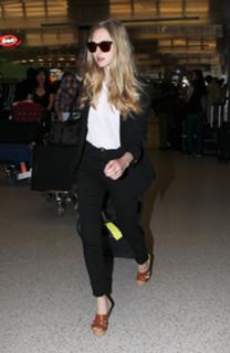 Amanda Seyfried feet photo thumbnail