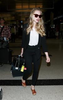Amanda Seyfried feet photo thumbnail