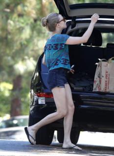 Amanda Seyfried feet photo thumbnail