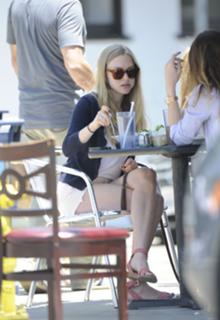 Amanda Seyfried feet photo thumbnail