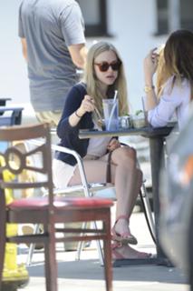 Amanda Seyfried feet photo thumbnail