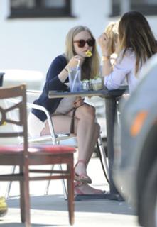 Amanda Seyfried feet photo thumbnail