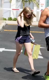 Amanda Seyfried feet photo thumbnail