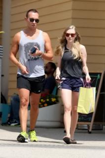 Amanda Seyfried feet photo thumbnail