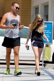 Amanda Seyfried feet photo thumbnail