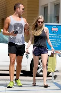 Amanda Seyfried feet photo thumbnail