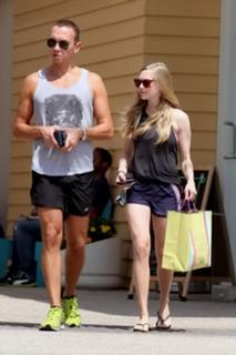 Amanda Seyfried feet photo thumbnail