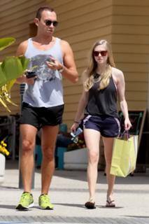 Amanda Seyfried feet photo thumbnail