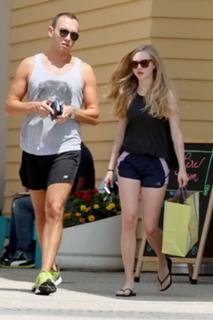 Amanda Seyfried feet photo thumbnail