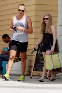 Amanda Seyfried feet photo thumbnail